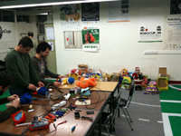 Alunos da Universidade do Minho a adaptarem brinquedos