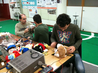 Alunos da Universidade do Minho a adaptarem brinquedos