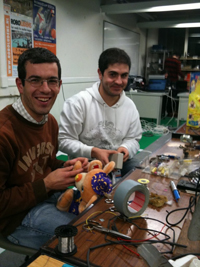 Alunos da Universidade do Minho a adaptarem brinquedos