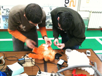 Alunos da Universidade do Minho a adaptarem brinquedos