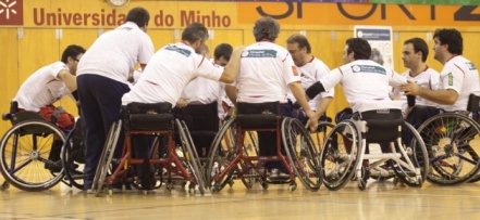 imagem jogadores em campo em cadeira de rodas